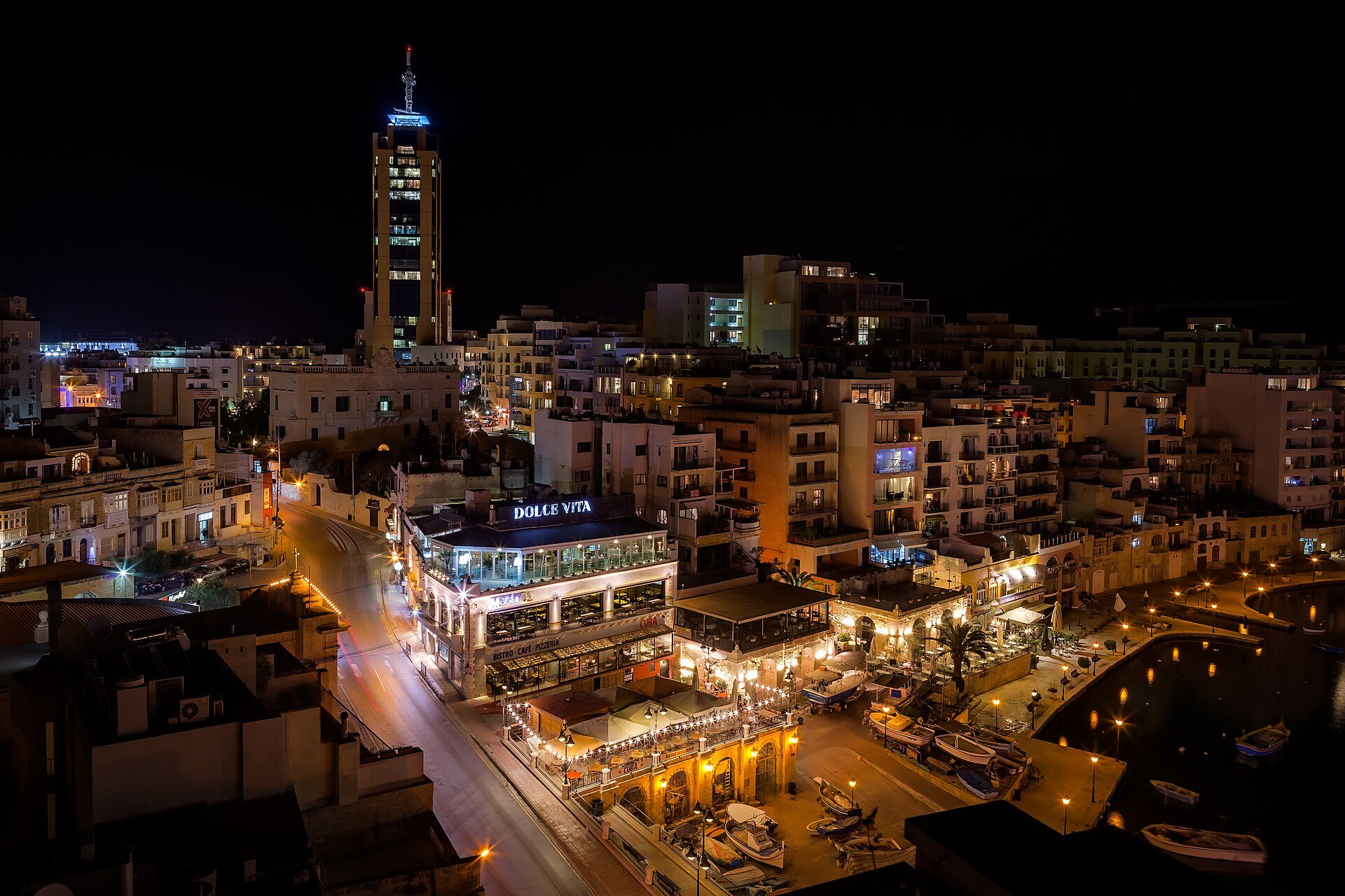 Spinola Bay i St Julian's på Malta en kväll